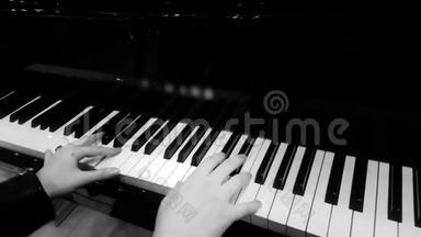 女钢琴手按着象牙键，在音乐会上演奏美妙的钢琴音乐